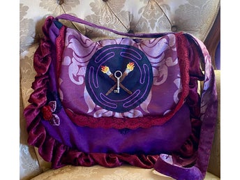 Witchy Axelremsväska