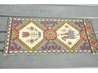 Handknuten liten matta/väggbonad/bordslöpare i ull,60x29 cm.