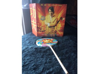 Kung Fu Hustle klubba och popcorn ask.