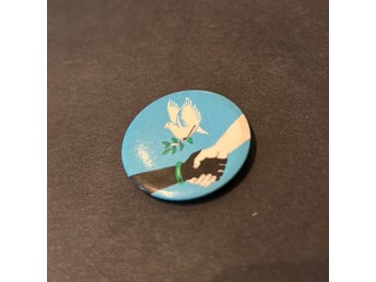 1 st badge, fredsduva, antirasism, vintage