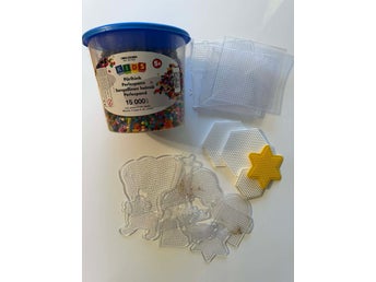 Pärlor (cirka 1 kg) och pärlplattor (16 st)
