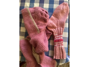 Rosa strumpor handstickade,mössa ihopsatt med halsduk rosa o grå, oanvända