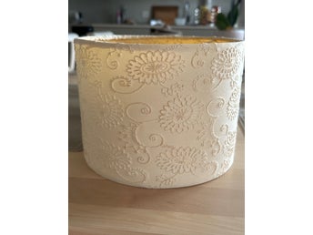 2 st krämfärgade lampskärmar i tyg