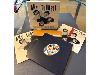 Fin (delvis inplastad) trippel-CD ANY TROUBLE / New Wave, Powerpop Stiff