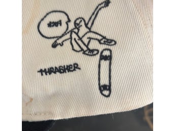 Thrasher vit, svart keps