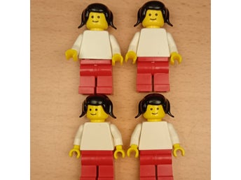 Retro LEGO minifigurer med svart hår, vit överdel och röda ben