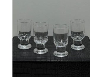 Eleganta vintage snapsglas på fot – skandinaviskt glas 60–70-tal, 4 st
