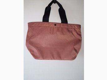 Puderrosa väska i nylon från Uniqlo Puderrosa väska i nylon från Uniqlo