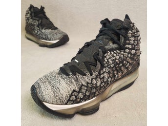 Nike LeBron 17 Sneakers Skor Svart Vit Storlek 40