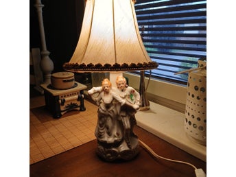 Retra bordslampa med porslinsfigur