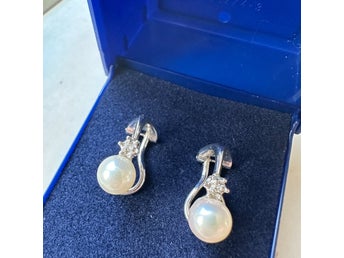 Clipsörhängen i 585 (14K) vitguld kulturpärlor & klara Stenar ?diamanter ?