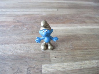 Smurf figur, guldfärgad mössa och skor