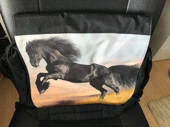 skolväska med häst