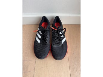 Adidas löparskor i svart, storlek 41 1/3