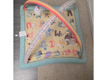 Babygym med lekbågar och leksaker