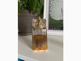 ᐈ Köp & sälj Parfym begagnat & oanvänt på Tradera Prisutveckling på Oriflame Divine edt 30ml Hitta bästa priset