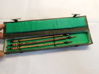 Vintage Asien Kalligrafipenslar I original Ask med äkthets dekal