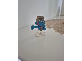Smurf figur med medalj och hjälm
