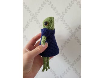 Virkad groda med klänning