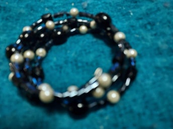 armband SVART/PÄRLOR på ståltråd