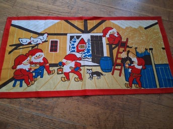 RETRO CHARMIG TRYCKT JULBONAD MED HELA TOMTEFAMILJEN STRL 31 X 59 CM