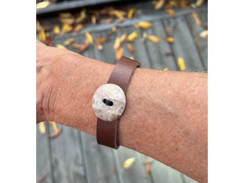 Armband i läder.