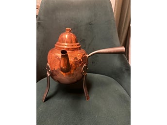Kopparkanna / äldre kaffekanna på ben
