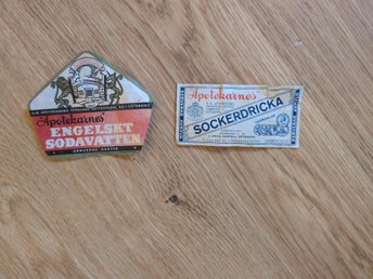 2 st äldre läsketiketter Apotekarnes Göteborg (Sockerdricka & Sodavatten)