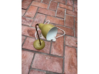 Retro vägglampa i metall, grön