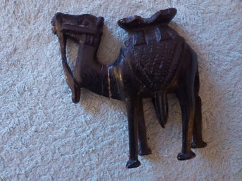 Kamel 50/60-tal i Svart Målat Trä Höjd 13 cm Längd ca 11 cm