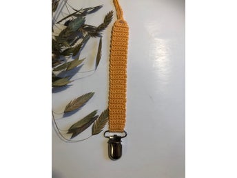 Napphållare nappband napp med ring virkad ögla baby barn mango
