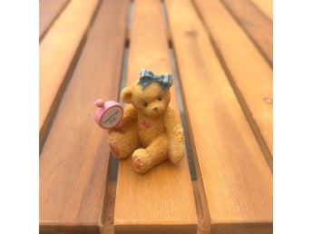 Älskade Teddie med rosett och skylt 'Everything's O.K.'
