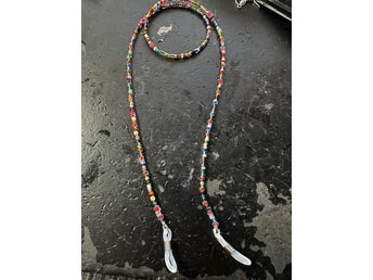 Glasögonrem med pärlor