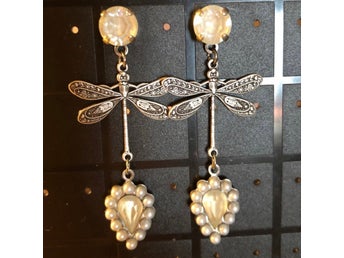 Eleganta örhängen med trollsländor och Swarovskikristaller
