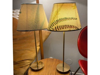 2 st bordslampor i mässing med Flora lampskärmar PR Home retro