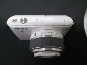 NIKON 1 S1, 1 NIKKOR 11-27,5 mm zoom lens, vit