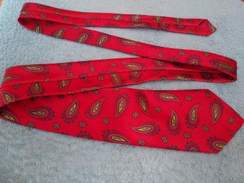 Slips 80-tal 100 % Polyester Röd Botten Mönstrad Längd 149,5 cm Bredd 9,5 cm