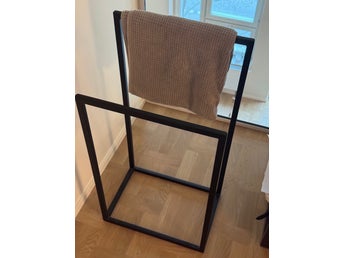 Handdukshängare i svart massivt metal