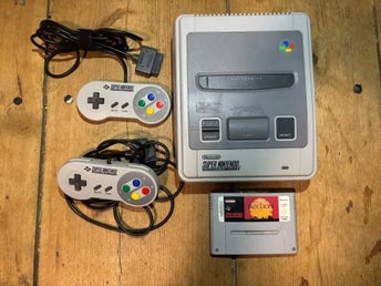 Super Nintendo SNES PAL + 2 Handkontroller + Lejonkungen