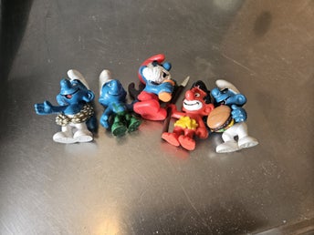 5 st Smurf-figurer inklusive en röd karaktär