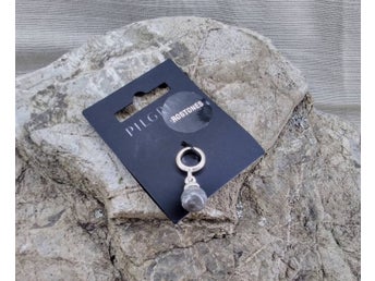 Smycke från Pilgrim. Berlock, charm till armband eller halsband.