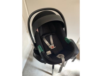 0944, Cybex Aton B2 bilbarnstol med bas.