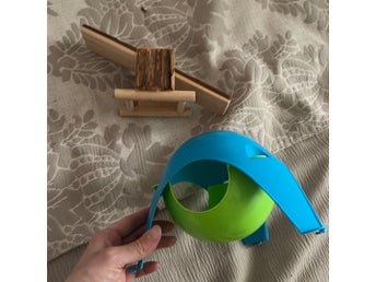 Hamsterleksaker: Trägunga och plastgömställe