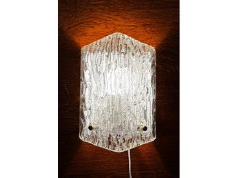 Vägglampa i glas.