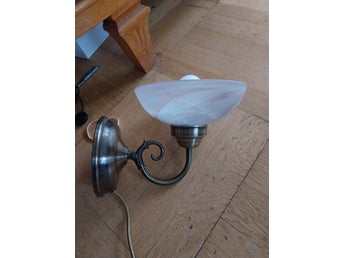 En vägglampa KFAB märke glas och mässing retro