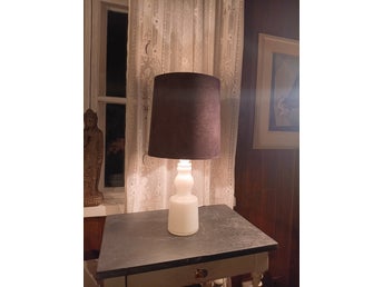 Bordslampa med skärm
