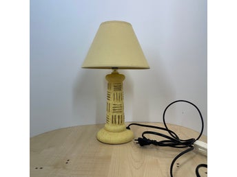 Jättefin äldre Bordslampa i keramik med lampskärm