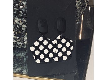 Svarta örhängen med vita prickar. Rea