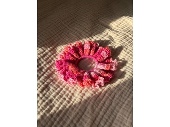 Rosa håraccessoar scrunchie