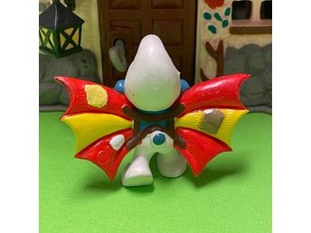 Ovanlig variant, Smurf med vingar, målade lagningslappar på vingarna..lågt utrop